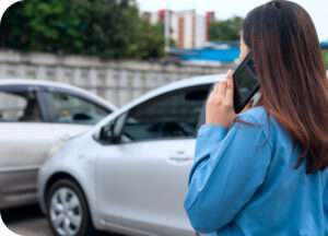 A girl is using her phone to call an auto insurance broker in Edmonton
